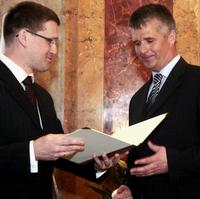 Minister kultúry Marek Maďarič odovzdáva cenu Pavlovi Barabášovi.