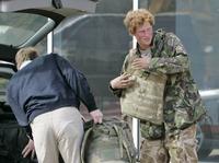 Princ Harry sa po 10-týždňovej službe v Afganistane vrátil do Veľkej Británie.