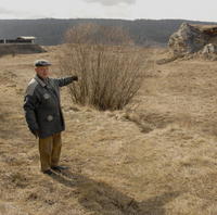 Jozef Lišiak na prechádzke po svojom pozemku, ktorý je len pár kilometrov od Popradu.