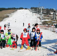 Peknú zimnú prázdninovú lyžovačku si vychutnávajú deti západoslovenského kraja so svojimi rodičmi na lyžiarskom svahu 