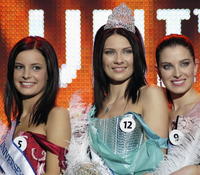 Nová Miss Universe Sandra Manáková (v strede).