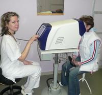 Lekárka Petra Mruzková vyšetruje na novom prístroji zrak pacientky.