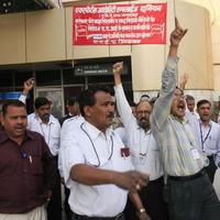 Zamestnanci protestujú proti plánovanej privatizácii letísk v Hajdarábade a Bangalore na juhu Indie.