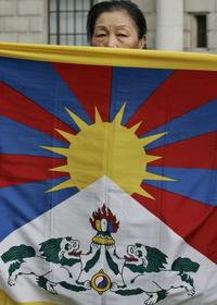 Tibetský demonštrant drží tibetskú vlajku
