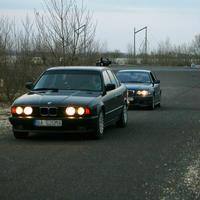 Z miesta pretekov odchádzajú mladíci na BMW.