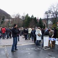 V meste sa zišlo asi tristo ľudí. Väčšina primátora podporila.