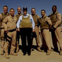 Republikán robí kampaň s vojakmi.