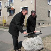 Primátor Popradu Anton Danko(vľavo) a riaditeľ stavebnej firmy Stemp M&G poklopávajú základný kameň nových 84 nájomných bytov v lokalite Továrenská štvrť v Poprade - Matejovciach.