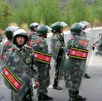 Čínsky vojaci sa premiestňujú do Lhasy.