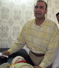 Ahmed Mustafa plače nad svojím synom, ktorého zranili pri teroristickom útoku.