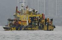 Záchranári zasahujú 23. marca 2008 v hongkongských vodách po havárii ukrajinského remorkéra nasledujúcej po jeho zrážke s nákladnou loďou.