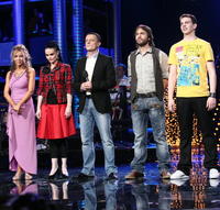 Gabriela Urbánková (prvá zľava) a Peter Pecha (vpravo) v šou dospievali.