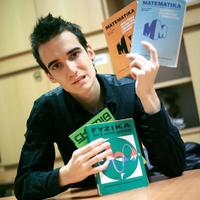 KUBOVE strašiaky. S biológiou a chémiou mu pomáha manažérka Andrea Čurná.