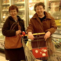 Penzistky Erika Sekaniová (vľavo) a Alžbeta Orshoferová tvrdia, že prepočítavanie cien je strata času.