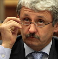 Šéf SDKÚ-DS Mikuláš Dzurinda tvrdil, že stanovy sú demokratické
