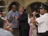 “8 cudzincov. 8 uhlov pohľadu. 1 pravda.”