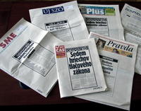 Slovenské denníky vyšli dnes s rovnakou prvou stranou. Protestujú proti tlačovému zákonu z dielne vládnej koalície.