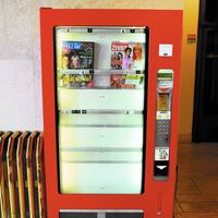 Automat s novinami v budove parlamentu zostal včera prázdny. Vraj ich nedodali.