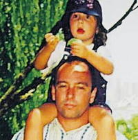 Na snímke je Tereza (6) s otcom Cowiem.