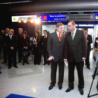 Ľubomír Vážny (vpravo) a Robert Fico počas slávnostného otvorenia hraníc pri príležitosti vstupu letiska M. R. Štefánika do schengenu.