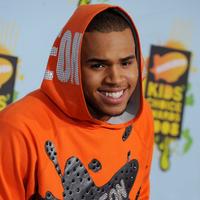 Chris Brown pri príchode na Kids Choice Awards.