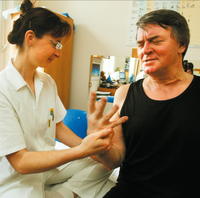 VLASTIMIL HARAPES: Po tom, ako ochrnul na pravú ruku, podstúpil nedávno operáciu krčnej chrbtice.