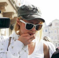 Paris Hilton sa pri úteku pred novinármi pošmykla, spadla a rozbila bradu.