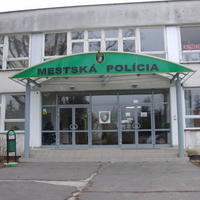 Aj v tejto budove mestskej polície v Prievidzi sa údajne diali sexuálne orgie s iba 15-ročnou slečnou.