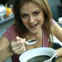 Martine (21) polievka ČERNÁ SMATANOVÁ POLÍVKA chutila. Podávajú ju v Mercedes Café & Restaurant na Rigeleho 1 v Bratislave.