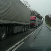 Niekoľkokilometrová kolóna kamiónov blokovala pred hranicou vo Vyšnom Nemeckom celý jazdný pruh.