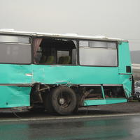 K zrážke autobusu a kamióna došlo dnes krátko pred 7:00 v Lučenci.