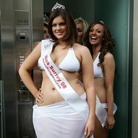 Chloe sa za svoju postavu nehanbí, práve naopak.