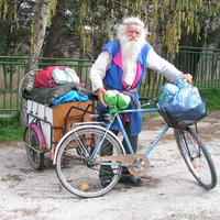 Na prívesnom vozíku má bradatý Rus všetko potrebné na cestu.