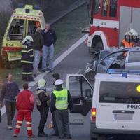 Sanitka, do ktorej narazidlo osobné auto.