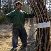 Martin Oračko (42) z osady v obci Stráne chodí do lesa na drevo pravidelne,