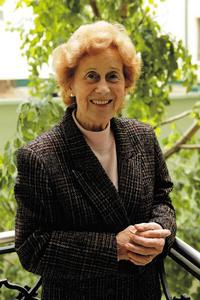 MUDr. Eva Siracká, DrSc založila Československú spoločnosť pre rádiobiológiu, rádiológiu a fyziku ako priekopníčka špeciálnej rádioterapie na Slovensku.