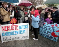 Nespokojní lekári a rodičia chceli, aby ich ministri  dobre počuli. Preto protestovali pred Úradom vlády SR.