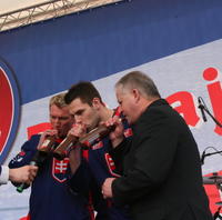 Zľava Marcel Hossa, Stehlík, Šupler pozdravili fanúšikov trúbením na imitáciach pivových fliaš.
