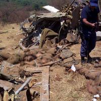 Miesto nehody: Zničený vrtuľník a telá mexických vojakov.