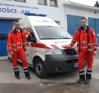 Vedúci strediska Juraj Sýkora (vľavo) spolu so záchranárom Pavlom Kulčárom pri modernej sanitke