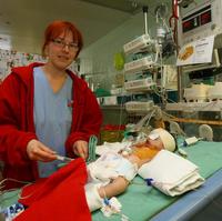 Zdravotná sestra Denisa Darášová (26) podáva malej Tinke - vážiacej 2,2 kg - lieky injekčne.