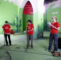 Francúzski a slovenskí umelci pri príprave multimediálneho projektu Niečo je červené.