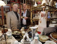 Riaditeľ holandskej školy Paul van den Heuvel (vpravo) ukazuje vianočnú pohľadnicu podpísanú Anne Frankovou.