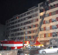 Požiar zachvátil byt na piatom poschodí, spiace deti otrávil hustý dym v byte na vyššom poschodí, dodal Mižura.