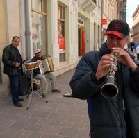 Klarinet Band teraz hrá priamo v centre Košíc na Mlynskej ulici. Na klarinete hrá Miro, bubeník je Rudo a harmonikár si hovorí Laci.