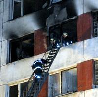 Požiar zachvátil 5. a 6. poschodie paneláka na Hrebendovej ulici v Košiciach.
