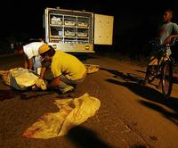 Brazílska polícia prezerá telo zastreleného