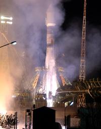 Raketa typu Sojuz opustila štartovaciu rampu približne o 23:16 SEČ.