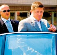 „Africké hyeny sú ohľaduplnejšie,“ povedal Fico na adresu novinárov, keď odchádzal z nemocnice.