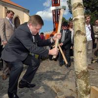 Predseda vlády SR a predseda strany Smer - sociálna demokracia Róbert Fico (uprostred) staval dnes v Prešove na pešej zóne máj. Vľavo jeho zručnosť kontroluje predseda NR SR Pavol Paška.